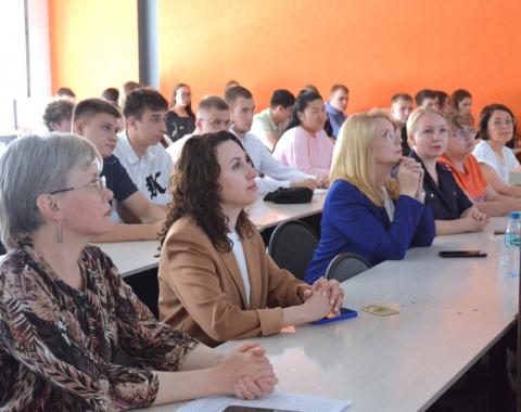 «Обучение служением»: студенты-юристы Академии представили 14 социальных проектов