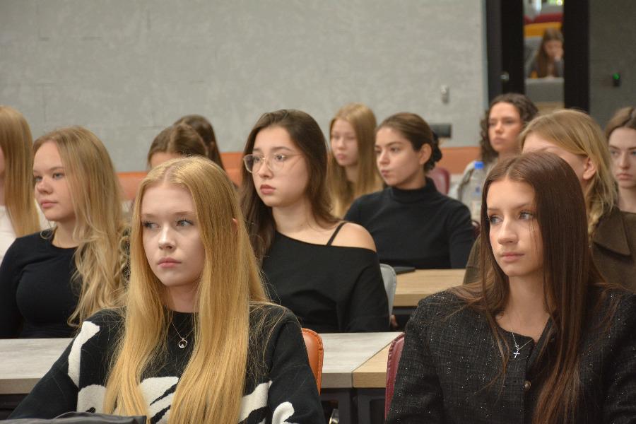 В Алтайском филиале Президентской академии прошли антинаркотические мероприятия для студентов